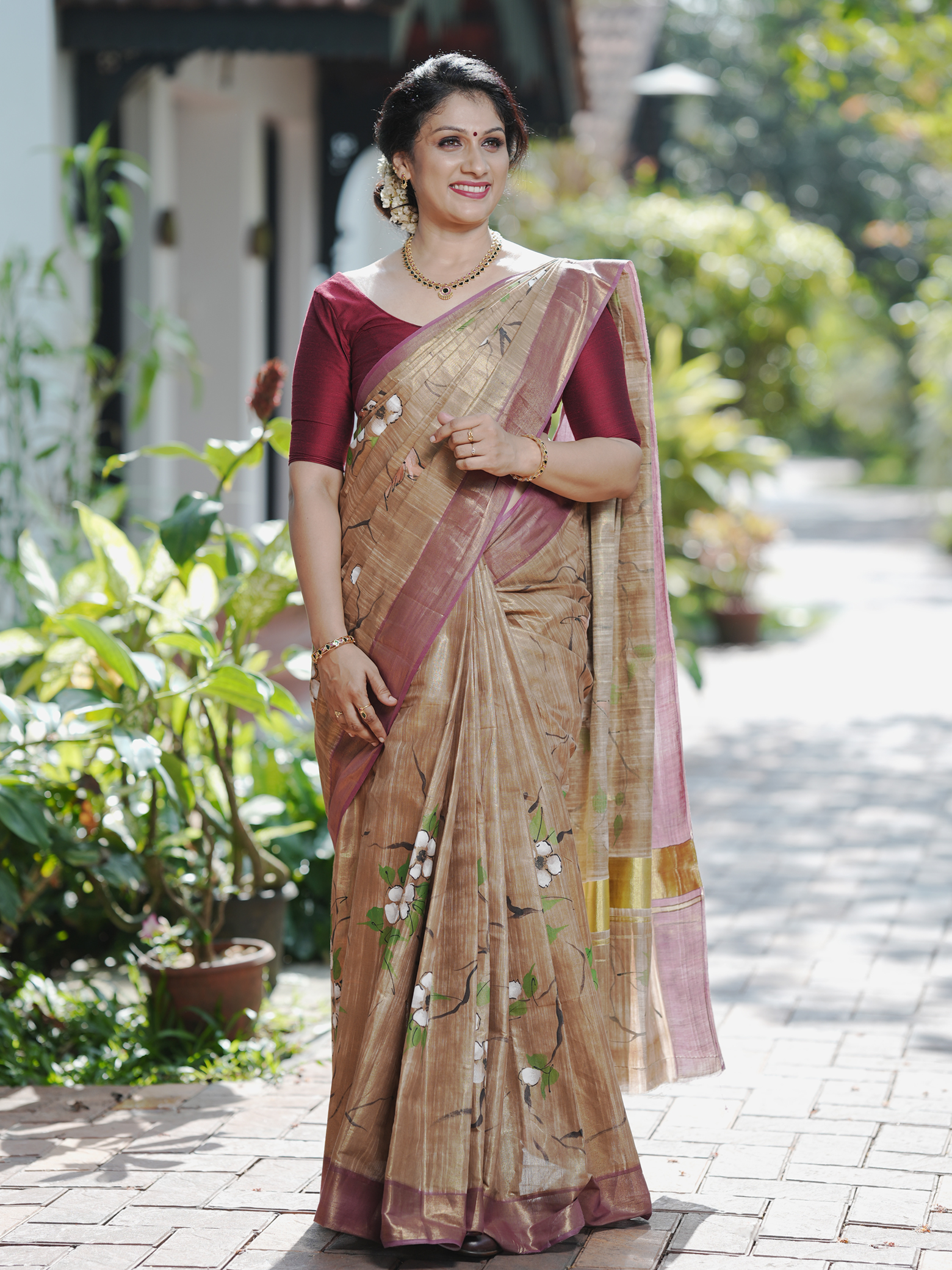 OYYN5717 Chhabra 555 Handloom Bengali Style Kasavu Saree With Paisley  Motifs & Red Broad Border